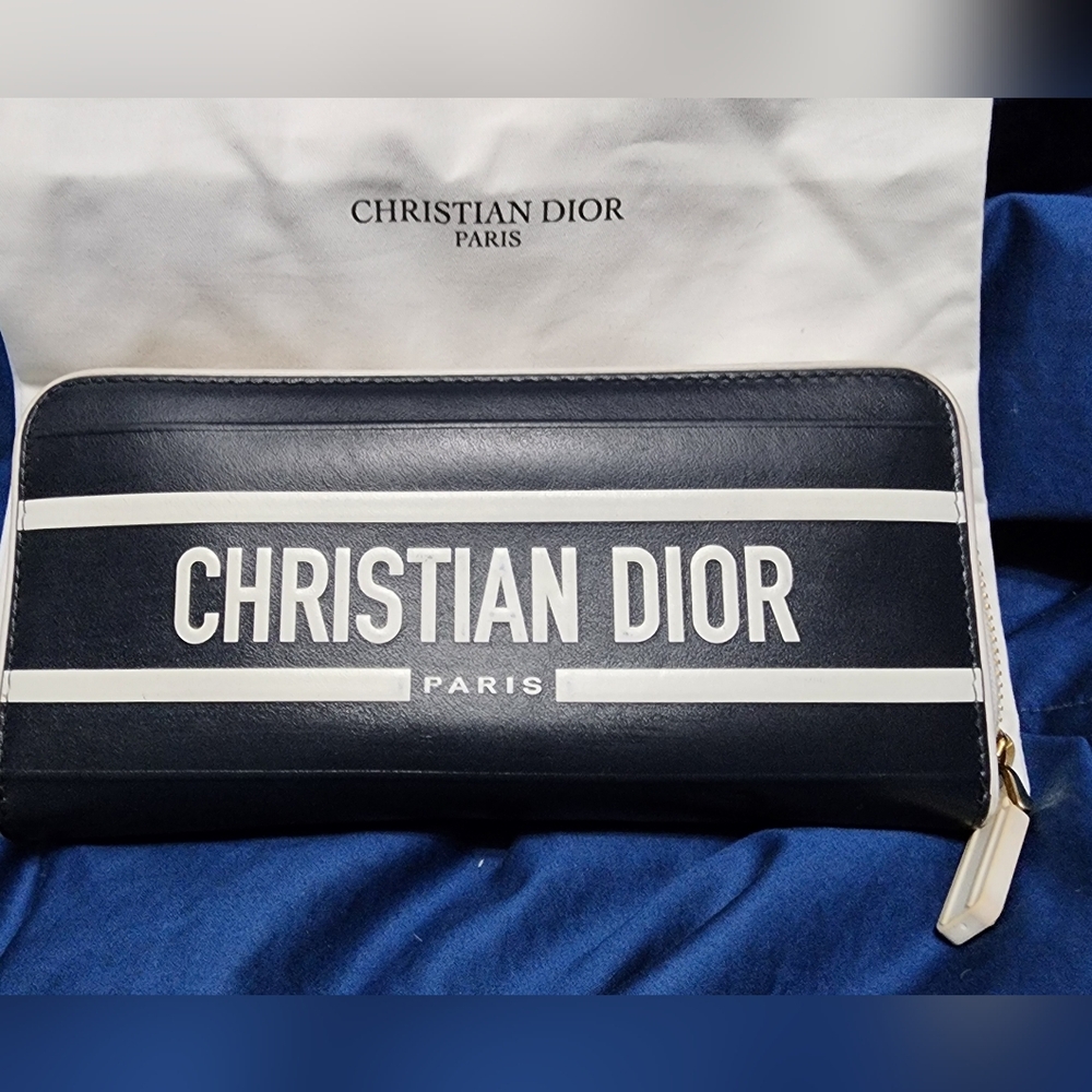 DIOR VIBE VOYAGEUR ZIP AROUND WALLET EUC comes with dustbag - Picture 10 of 10